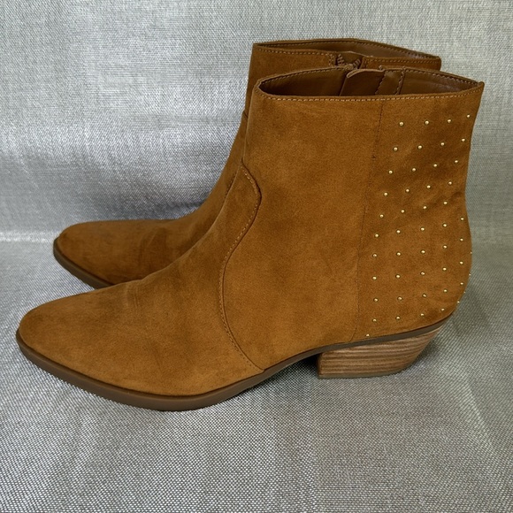 GUESS MID BOOTS TAN COLOR USED IN GOOD CONDITION. - Picture 2 of 8